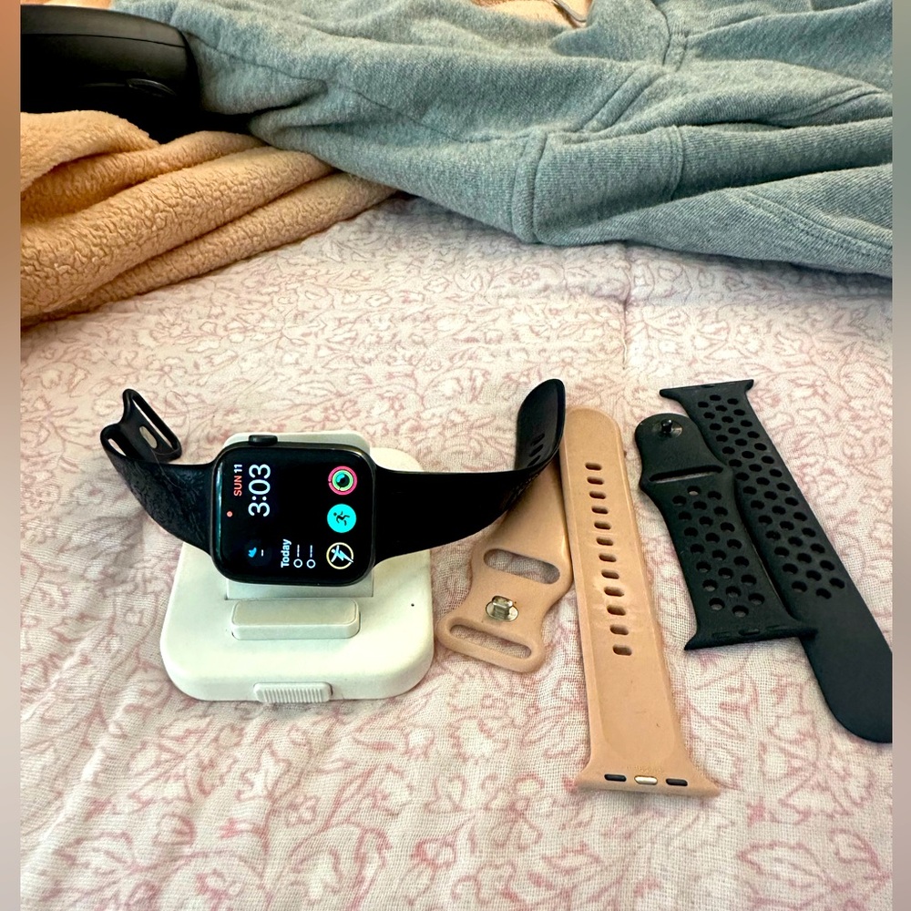 Apple Watch Series 5 (44m)!! Including charger and extra bands